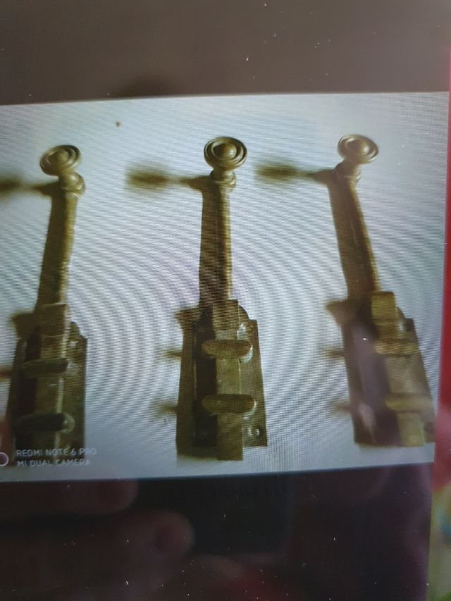 Picaporte y pestillos antiguos.