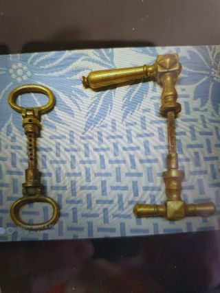 Picaporte y pestillos antiguos.