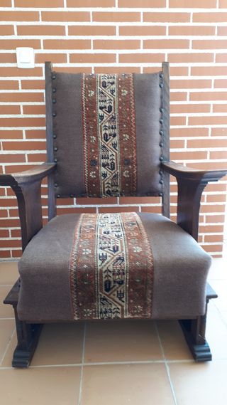 Sillón antiguo.  De madera maciza. Vintage. Retro