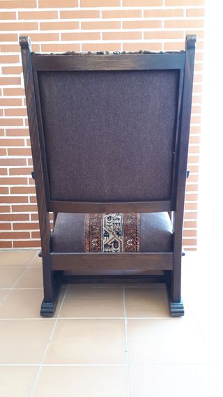Sillón antiguo.  De madera maciza. Vintage. Retro