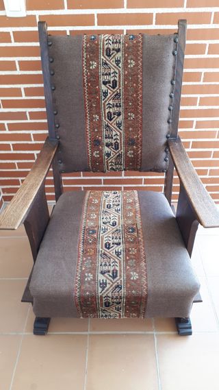 Sillón antiguo.  De madera maciza. Vintage. Retro