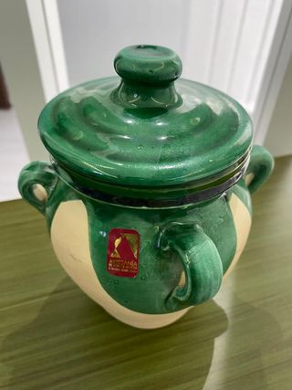 Orza de barro vidriada en tonos verdes