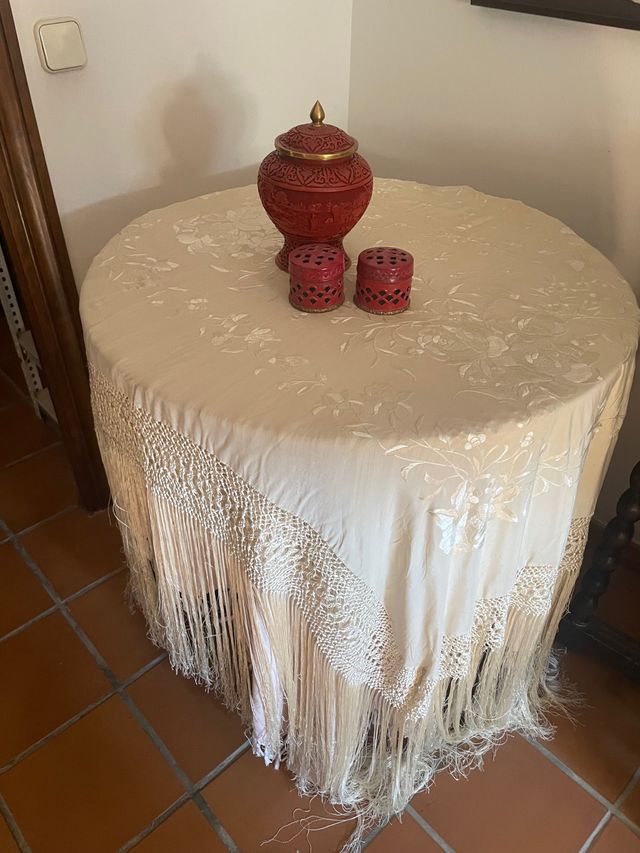 Mantòn de seda color marfil