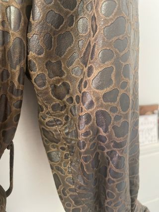 gabardina cuero tallado