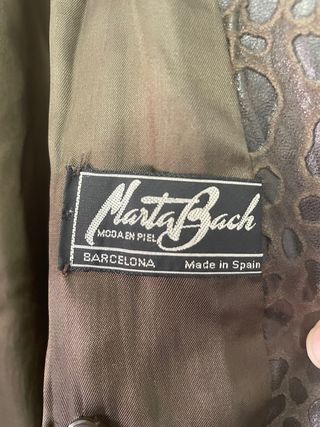 gabardina cuero tallado