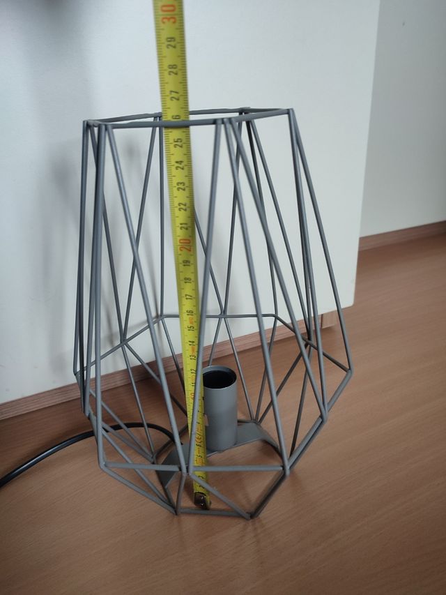 Lámpara metálica de estilo industrial de mesa