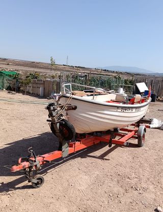 Barco con motor 4cb y remolque.