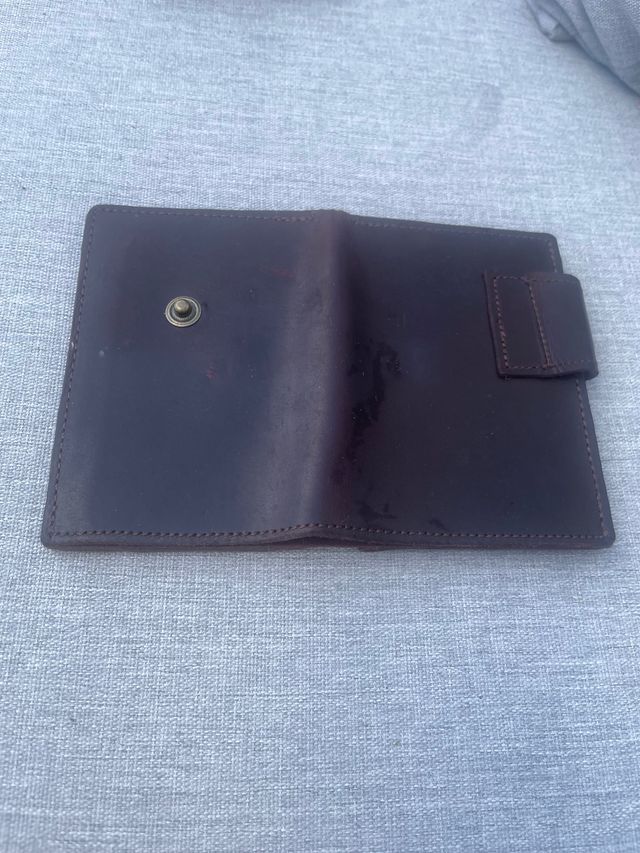 Cartera de cuero a estrenar. Muy cómoda