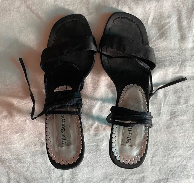 Sandalias de tacón negras atadas al tobillo