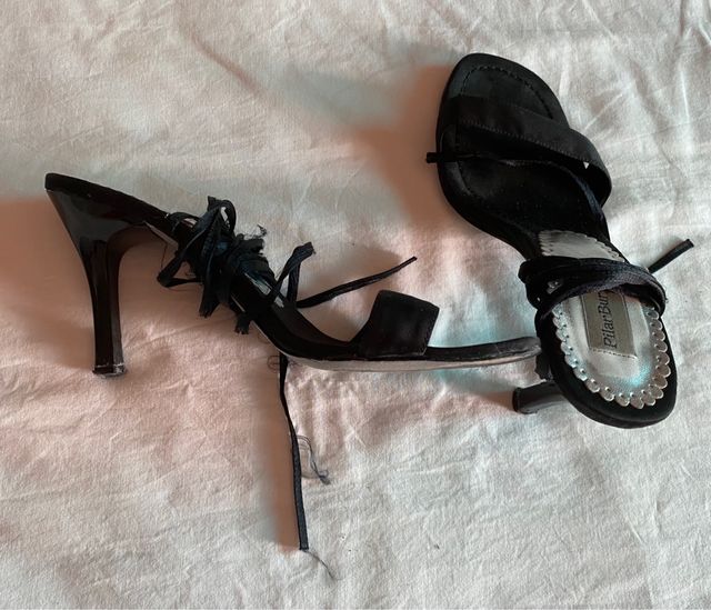 Sandalias de tacón negras atadas al tobillo