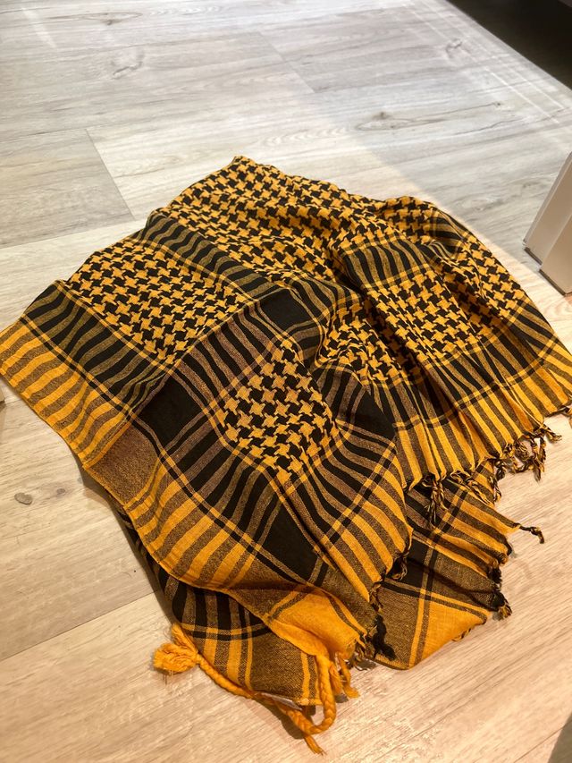 Fular naranja y negro