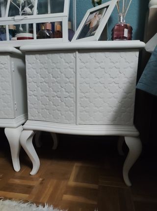 Mesilla blanca de madera.( tengo 2 )
