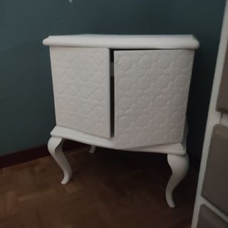 Mesilla blanca de madera.( tengo 2 )