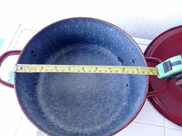 Cazuela antigua de porcelana granate