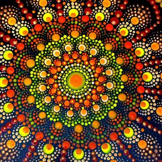 Mandala 30 cm en lienzo de madera. Artesanía.