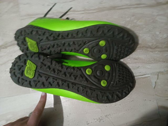 botas de futbol new balance multitaco verdes