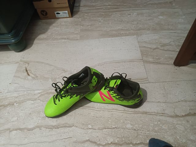botas de futbol new balance multitaco verdes
