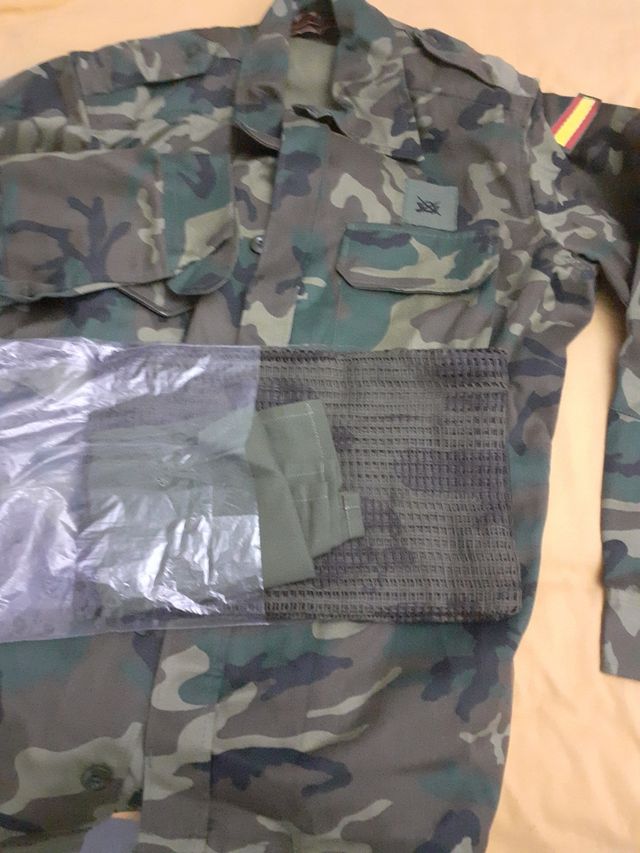 Chaqueta militar y pañuelo