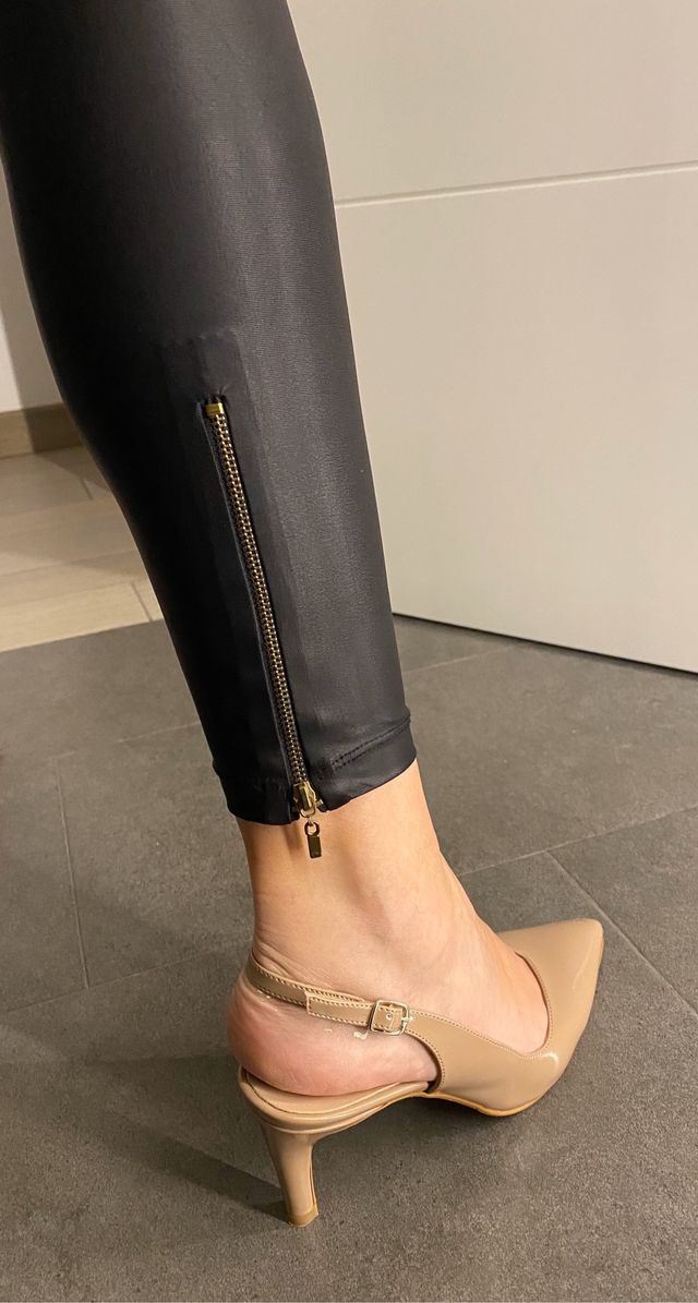 LEGGING ENGOMADO NEGRO + TOP LENCERO CAQUI