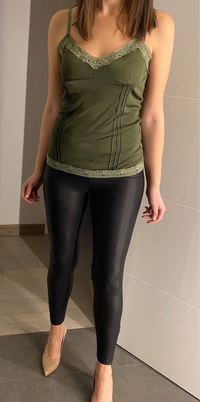 LEGGING ENGOMADO NEGRO + TOP LENCERO CAQUI