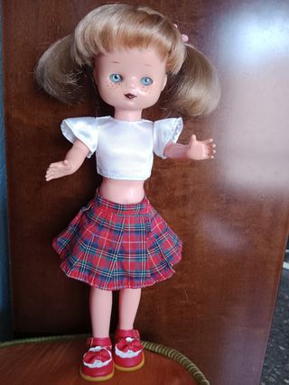 conjunto falda y blusa para muñeca Lesly 15 €.