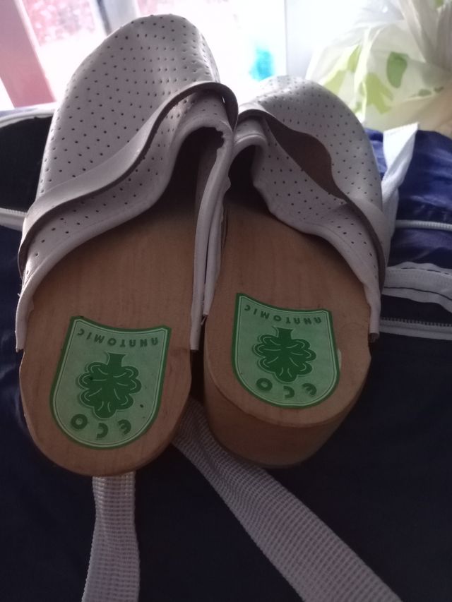 zuecos de hospital blancos
