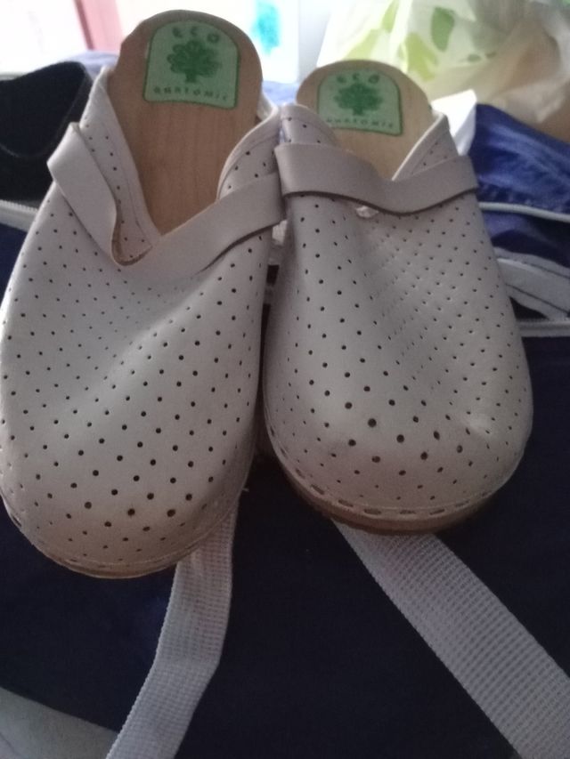 zuecos de hospital blancos