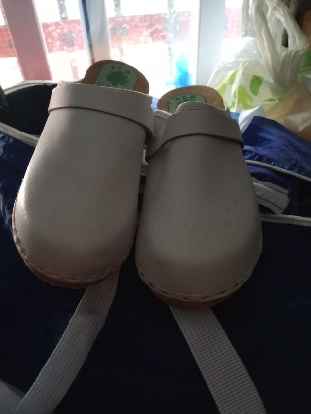 zuecos de hospital blancos