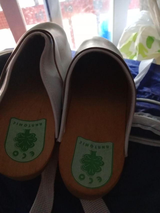 zuecos de hospital blancos