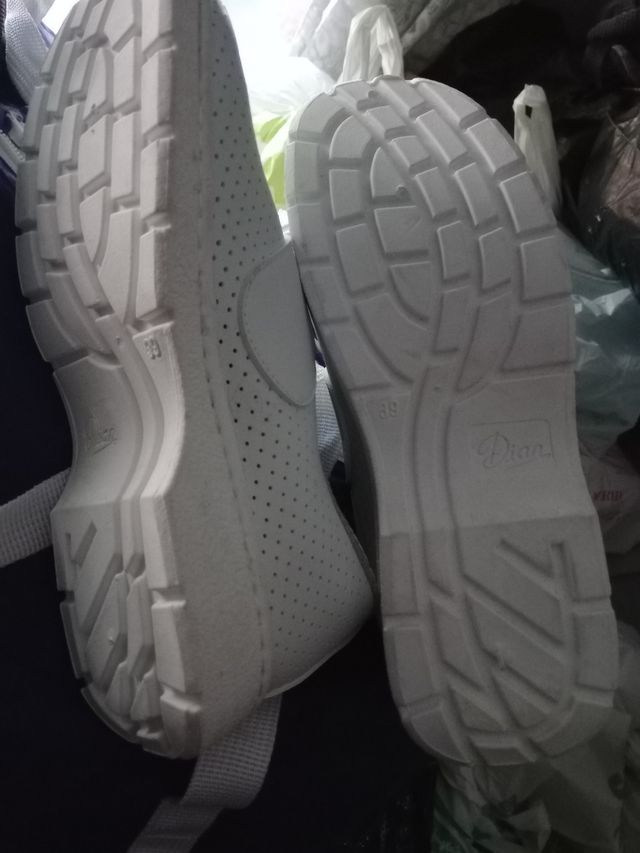 zuecos de hospital blancos