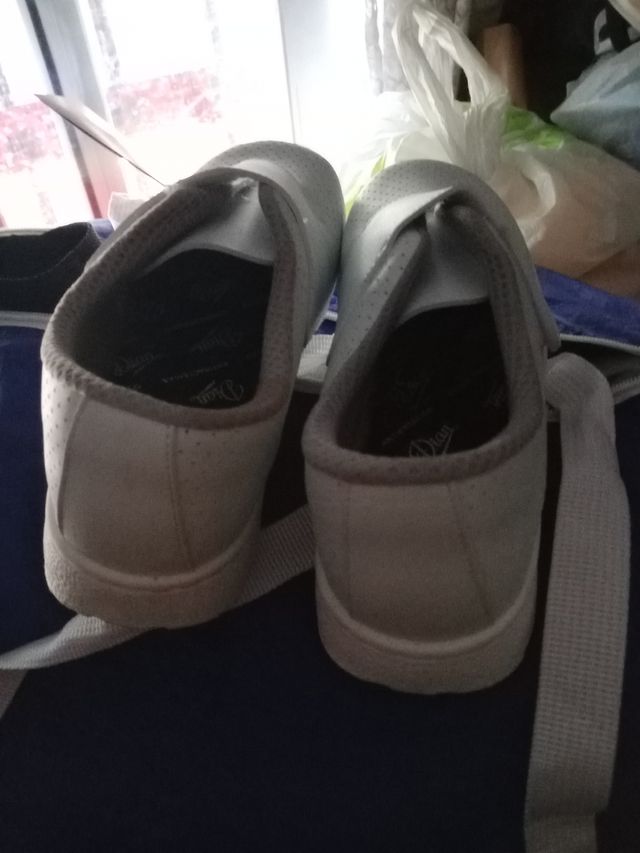 zuecos de hospital blancos