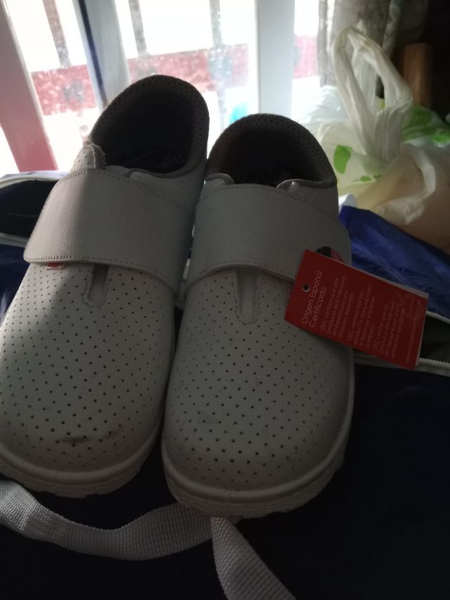 zuecos de hospital blancos