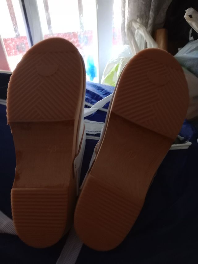 zuecos de hospital blancos