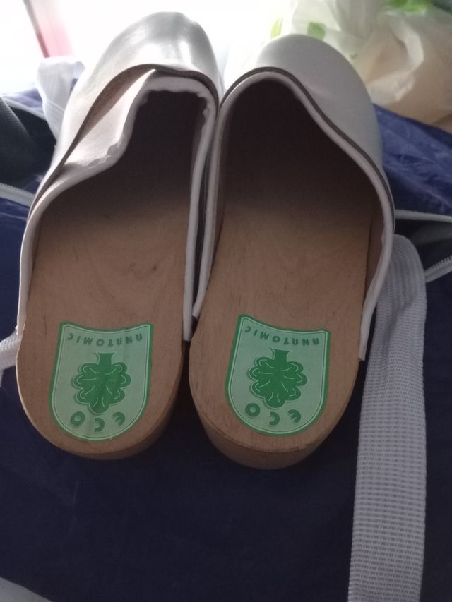 zuecos de hospital blancos