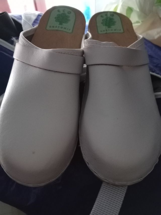 zuecos de hospital blancos