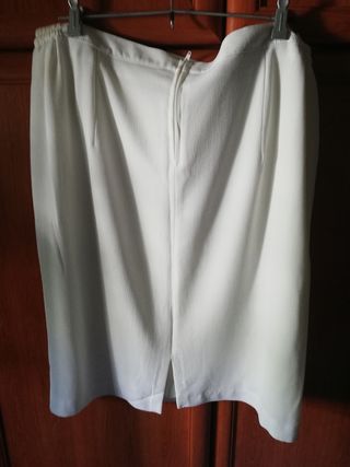 Falda en crep T. 48 nueva
