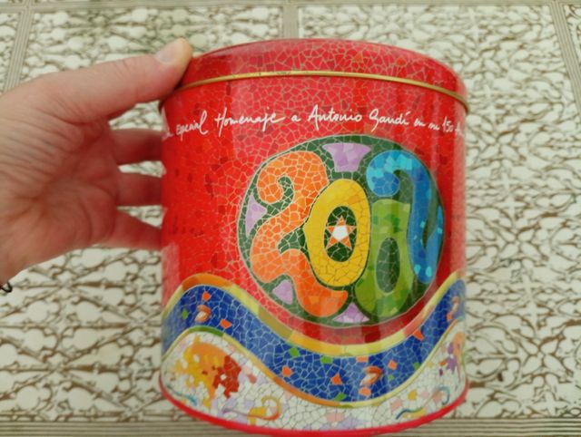 Caja de latón homenaje a Gaudí año 2002