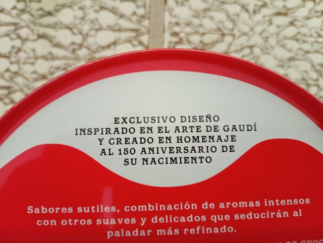 Caja de latón homenaje a Gaudí año 2002