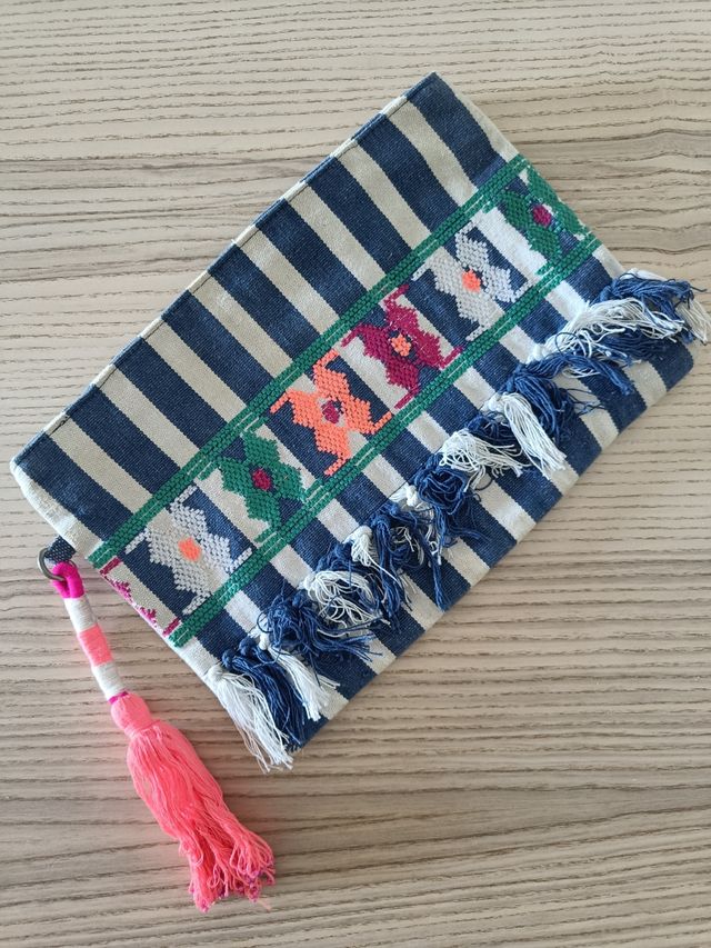 Bolso mano bordado
