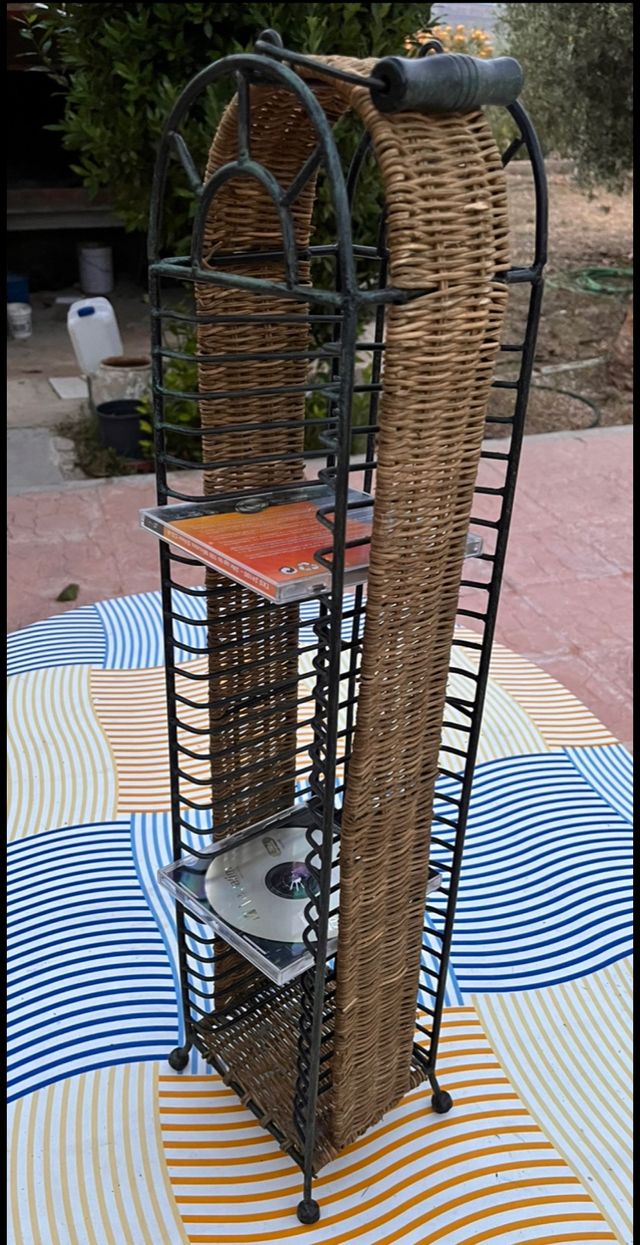 Disquetera de mimbre