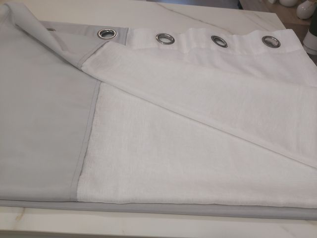 Cortina salón anillas blanca y gris