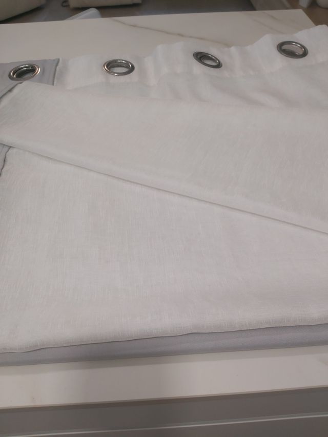 Cortina salón anillas blanca y gris