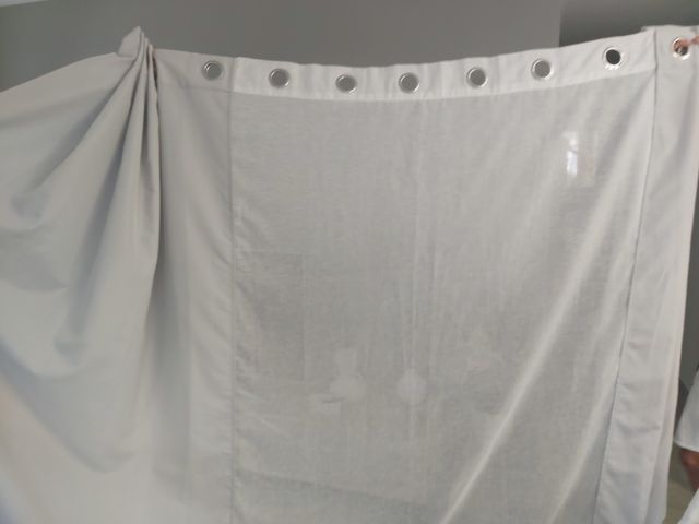 Cortina salón anillas blanca y gris