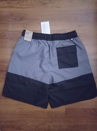 Pantalón Nike Corto Gris y Negro Bañador