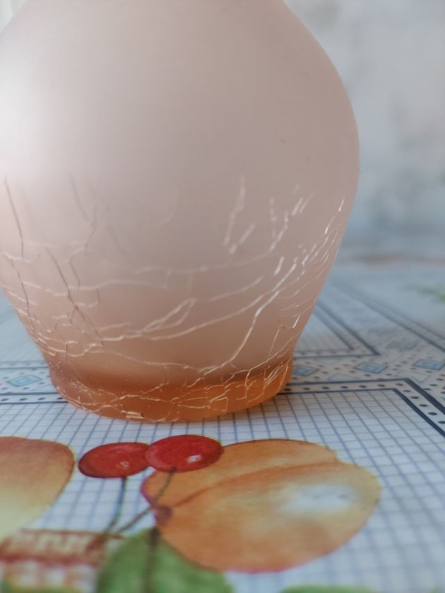 Florero de cristal con efecto craquelado