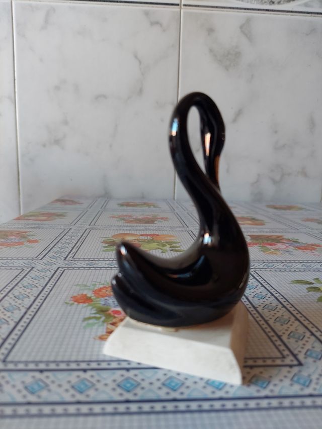 Figura cerámica cisne negro pequeño