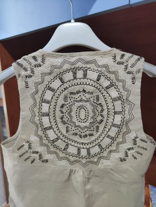 Top in puro lino ricamato