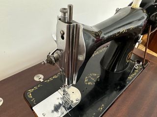 Maquina de coser Alfa con armario. De 1960