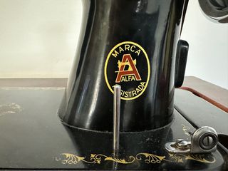 Maquina de coser Alfa con armario. De 1960