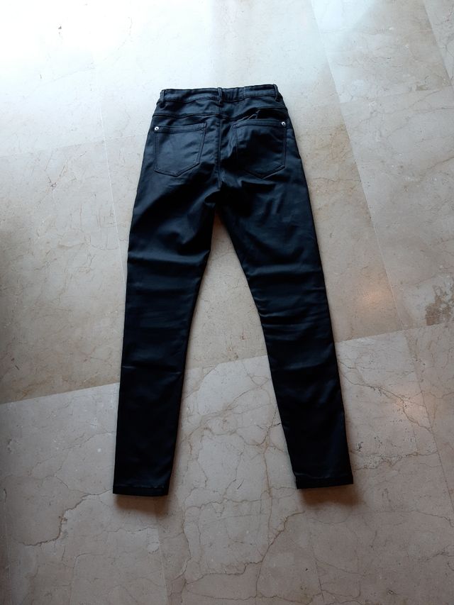 Pantalones negros piel ceñidos